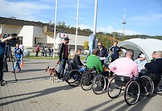 mobilių klubas surengė dar vieną akciją, skirtą neįgaliesiems vairuotojams. Vilniuje pristatytas automobilis, skirtas neįgaliųjų žmonių vairavimo įgūdžiams lavinti