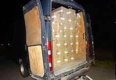 Varėnos policija sulaikė kontrabandinių cigarečių prikim&scaron;tą mikroautobusą su priekaba