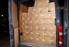 Varėnos policija sulaikė kontrabandinių cigarečių prikim&scaron;tą mikroautobusą su priekaba