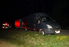 Varėnos policija sulaikė kontrabandinių cigarečių prikim&scaron;tą mikroautobusą su priekaba
