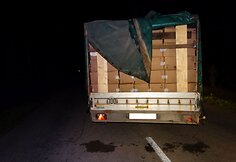 Varėnos policija sulaikė kontrabandinių cigarečių prikim&scaron;tą mikroautobusą su priekaba