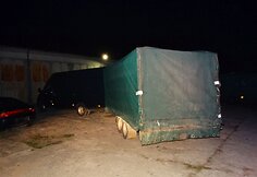 Varėnos policija sulaikė kontrabandinių cigarečių prikim&scaron;tą mikroautobusą su priekaba