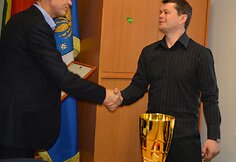 Varėnos rajono meras Algis Ka&scaron;ėta sveikina trenerį Irmantą Markiavičių