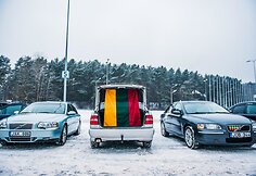 Iš beveik 150 automobilių aikštelėje suformuotas skaičius 100, skirtas pažymėti artėjantį Lietuvos šimtmetį