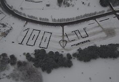 Iš beveik 150 automobilių aikštelėje suformuotas skaičius 100, skirtas pažymėti artėjantį Lietuvos šimtmetį