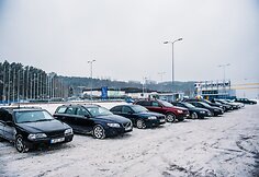 Iš beveik 150 automobilių aikštelėje suformuotas skaičius 100, skirtas pažymėti artėjantį Lietuvos šimtmetį