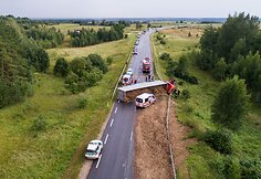 Kelyje Vilnius–Pabradė ant kelio nuvirto krovininis automobilis