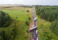 Kelyje Vilnius–Pabradė ant kelio nuvirto krovininis automobilis