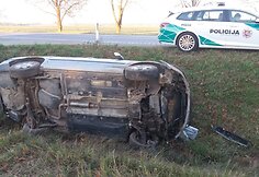 Panevėžio rajone į griovį nuvažiavo lengvasis automobilis