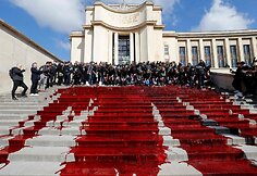 Paryžiuje per protestą liejosi netikras kraujas