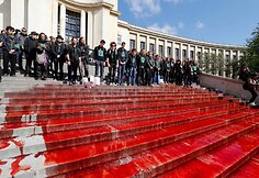 Paryžiuje per protestą liejosi netikras kraujas