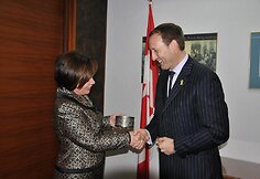 Apsikeitimas suvenyrais su ministru Peteriu MacKay
