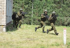 Kazlų Rūdos poligone studentai prakti&scaron;kai įtvirtina karybos žinias