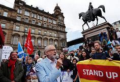 Didžiosios Britanijos gatves užplūdo protestuotojai