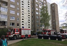 S.Neries gatvėje daugiabučio namo balkone užsidegė padangos