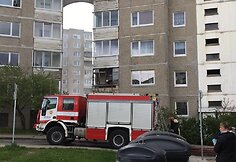 S.Neries gatvėje daugiabučio namo balkone užsidegė padangos