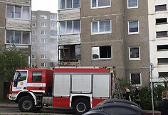 S.Neries gatvėje daugiabučio namo balkone užsidegė padangos
