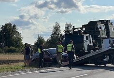 Avarija Radvili&scaron;kio rajone: lengvasis automobilis susidūrė su Lietuvos kariuomenės ma&scaron;ina 