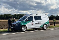 Avarija Radvili&scaron;kio rajone: lengvasis automobilis susidūrė su Lietuvos kariuomenės ma&scaron;ina 