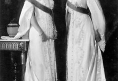 Romanovų dinastijos Rusijos caro Nikolajaus II dukros Olga ir Tatjana 1913 metais