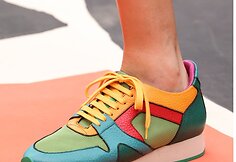 &bdquo;Burberry Prorsum&ldquo; 2015 m. pavasario-vasaros kolekcijos modelis Londono mados savaitėje.