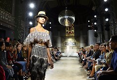 Atviri pečiai Temperley London kolekcijoje
