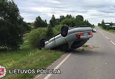 Vilniaus rajone automobilis trenkėsi į arklio traukiamą vežimą