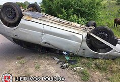 Vilniaus rajone automobilis trenkėsi į arklio traukiamą vežimą
