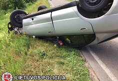 Vilniaus rajone automobilis trenkėsi į arklio traukiamą vežimą