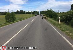 Vilniaus rajone automobilis trenkėsi į arklio traukiamą vežimą