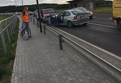 Kaune ant hidroelektrinės tilto susidūrė trys automobiliai