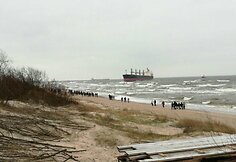 Būrys smalsuolių, susirinko pažiūrėti įstrigusio &bdquo;Ocean Crown&ldquo; laivo