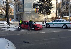 Avarija Pamėnkalnio gatvėje Vilniuje: „Honda“ rėžėsi į stulpą