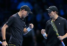 Broliai Bryanai įveikė Johną Peersą ir Jammie Murray
