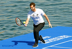 Rogeris Federeris ir Andy Murray sužaidė parodomąjį teniso mačą ant plausto Ciuriche