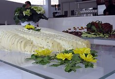 Lietuviai &bdquo;EXPO&ldquo; parodoje lankytojus vilioja maistu: &scaron;akočiais, sūriu, cepelinais