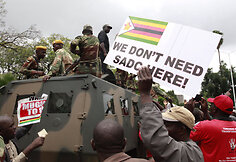 De&scaron;imtys tūkstančių demonstrantų Zimbabvėje reikalauja R.Mugabe atsistatydinimo