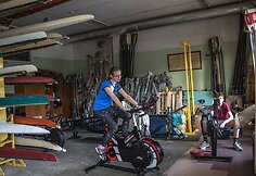Taip sportuoja Lietuvos irkluotojai Žalgirio irklavimo bazėje Vilniuje.
