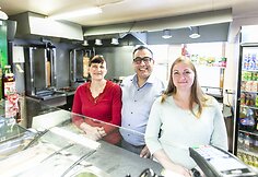Mahmoudas Tighnavardas, jo žmona Violeta (dešinėje) ir jos mama