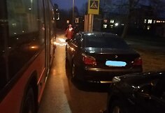 Dėl stovinčio automobilio autobusas negalėjo pravažiuoti Taikos g.
