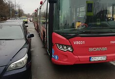 Dėl stovinčio automobilio autobusas negalėjo pravažiuoti Taikos g.