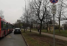 Dėl stovinčio automobilio autobusas negalėjo pravažiuoti Taikos g.
