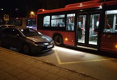 Autobusui trukdantys automobiliai
