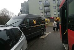 Autobusui trukdantys automobiliai