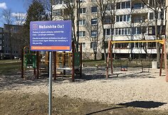 Lentos su įspėjimais vaikų žaidimų aik&scaron;telėse
