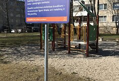 Lentos su įspėjimais vaikų žaidimų aik&scaron;telėse