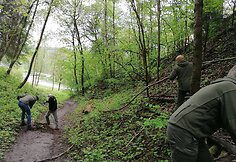 Pavilnių ir Verkių regioninių parkų darbuotojai užtveria takus kalnų dviratininkams.