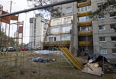 Aptvertas namas Lazdynuose, kur nukrito dalis balkono