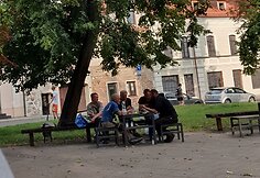 Benamiai buvusiame Didžiosios sinagogos kieme