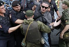 Aleksejaus Navalno &scaron;alininkus Maskvos centre tramdo teisėsaugos pareigūnai.